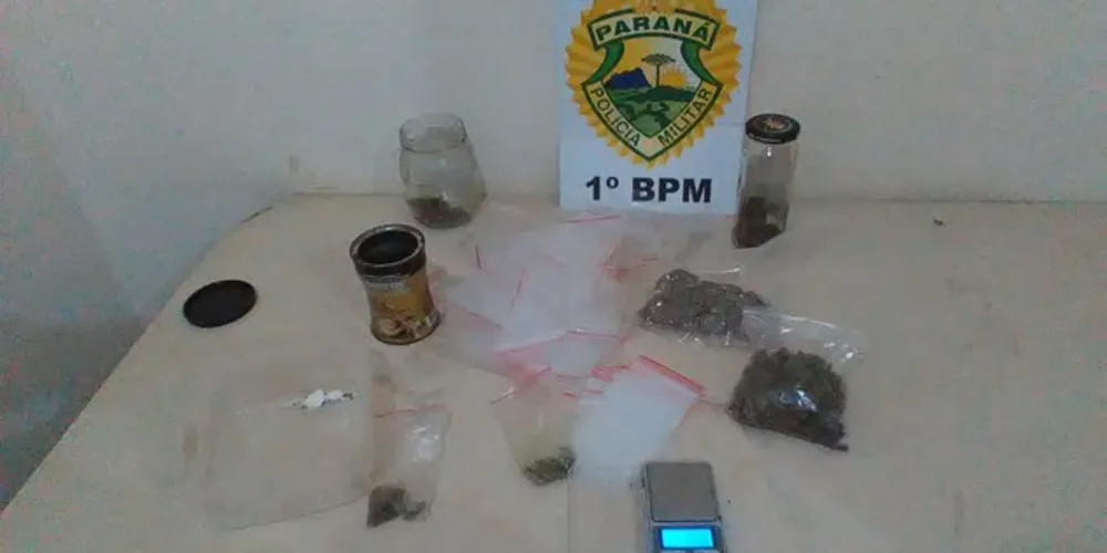 Jovem foi flagrado com maconha, cocaína e outros objetos relacionados com o tráfico