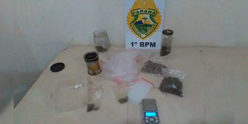 Jovem foi flagrado com maconha, cocaína e outros objetos relacionados com o tráfico