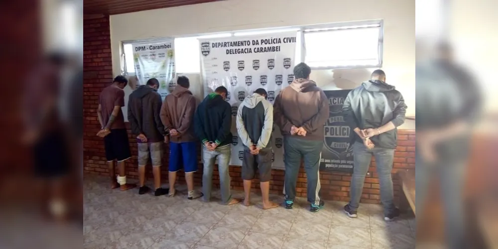 Dez pessoas foram levadas à delegacia entre adultos e adolescentes
