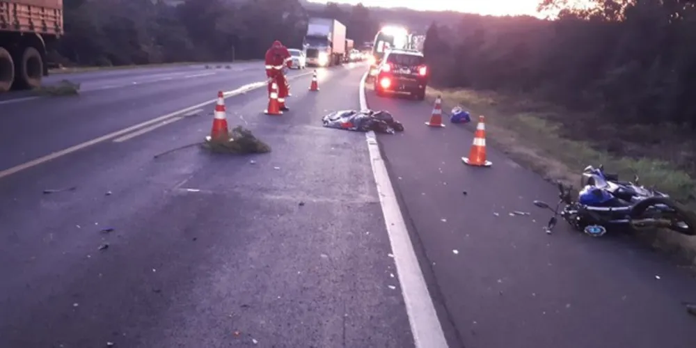 Piloto da moto tentou fazer ultrapassagem proibida e morreu no acidente, segundo a PRF
