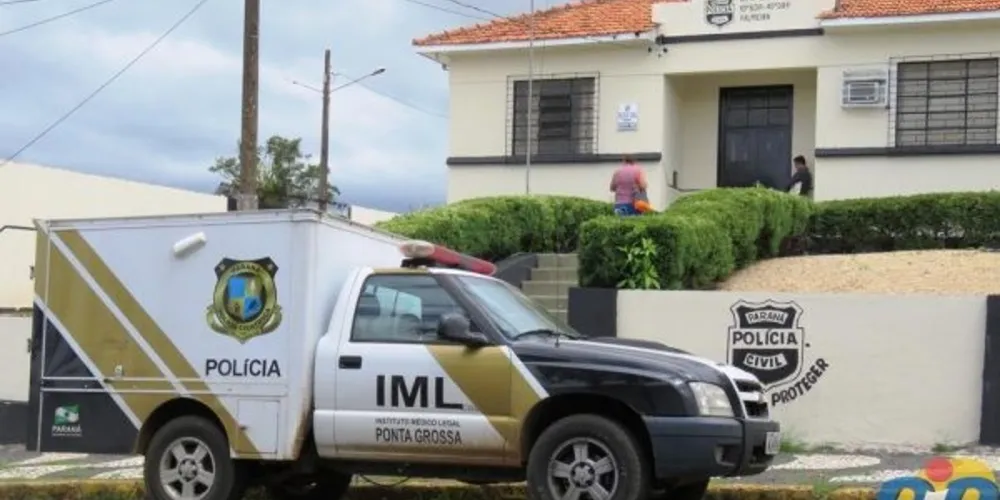 Foram familiares que encontraram o corpo da vítima, nos arredores da casa em que morava