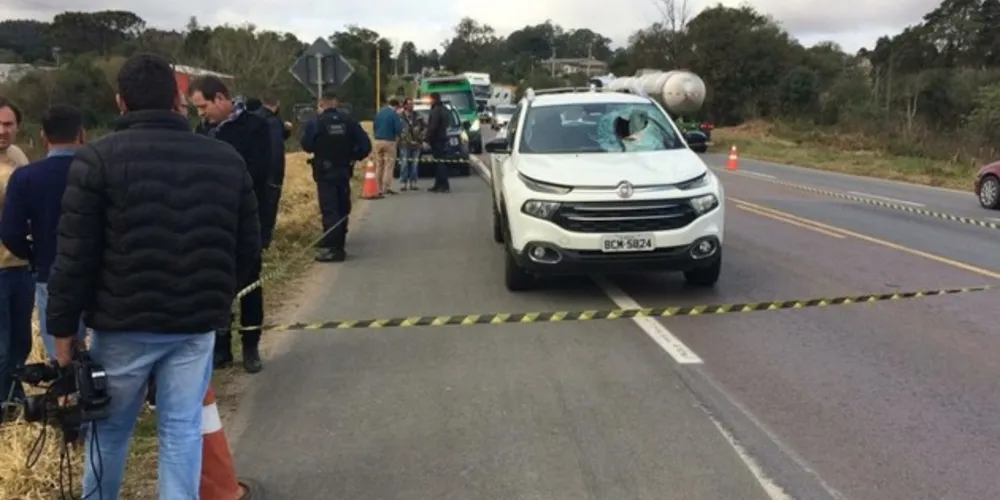 Tambor de freio entrou pelo para-brisa do carro da vítima; seu filho de seis anos estava dentro do carro, no acidente que aconteceu na Rodovia do Xisto

