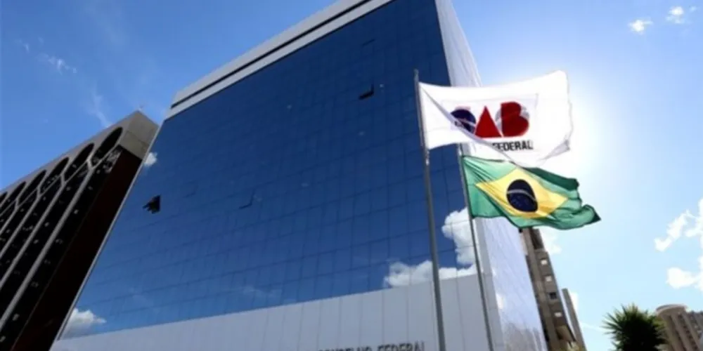 Segundo o texto, a lei não estabelecerá limites ao exercício de atividades profissional ou obrigação em conselho profissional