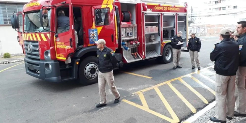 Imagem ilustrativa da imagem Corpo de Bombeiros de PG recebe novo caminhão