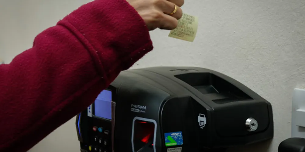 Todo o funcionalismo público municipal bate ponto na entrada e saída dos turnos


