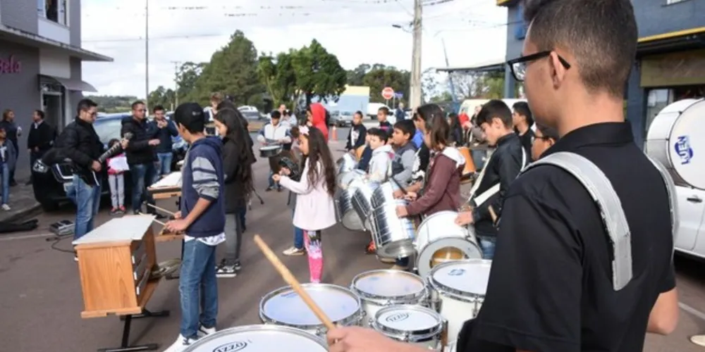 O grupo tocou músicas pop anos 60, 70 e clássicas e encantou os servidores e comerciantes de Carambeí