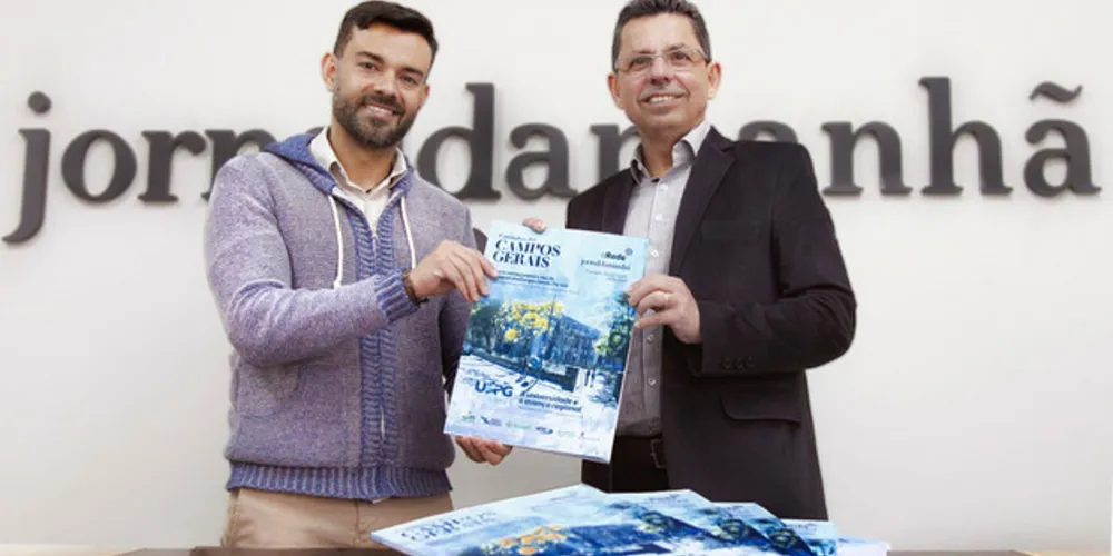 O diretor do Portal aRede e do JM, Eloir Rodrigues, com o reitor da UEPG, Miguel Sanches Neto, na apresentação do Anuário