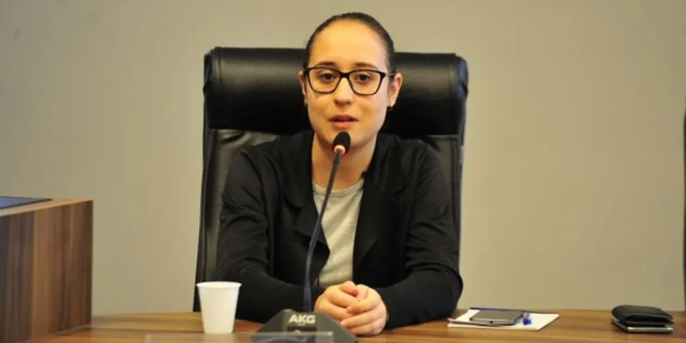 Larissa Gabriela Vargas, 18 anos, acadêmica de Direito da Universidade Positivo, não conseguia esconder a emoção e o nervosismo logo após ser eleita presidente da Comissão de Constituição e Justiça