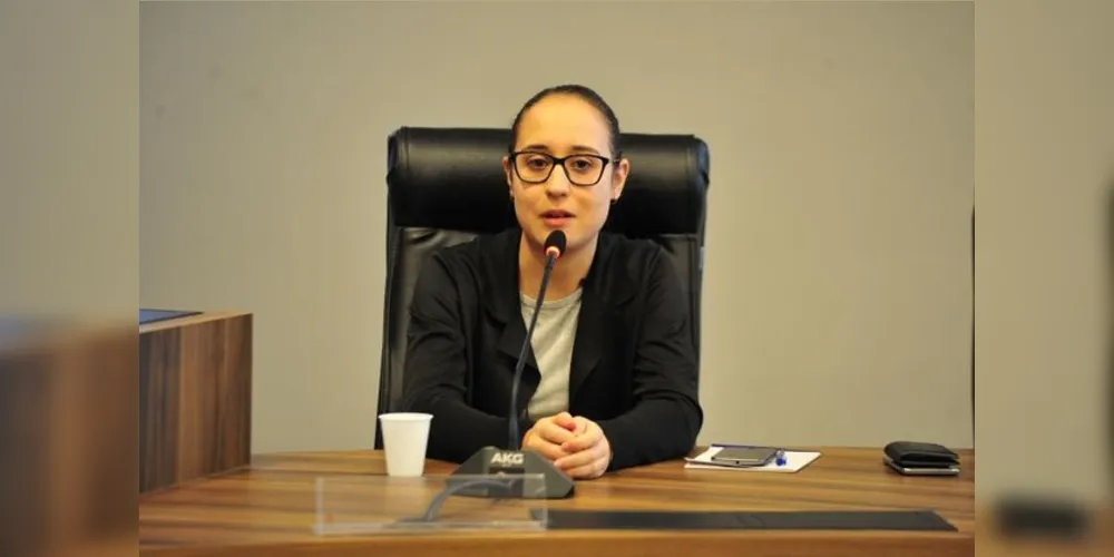 Larissa Gabriela Vargas, 18 anos, acadêmica de Direito da Universidade Positivo, não conseguia esconder a emoção e o nervosismo logo após ser eleita presidente da Comissão de Constituição e Justiça