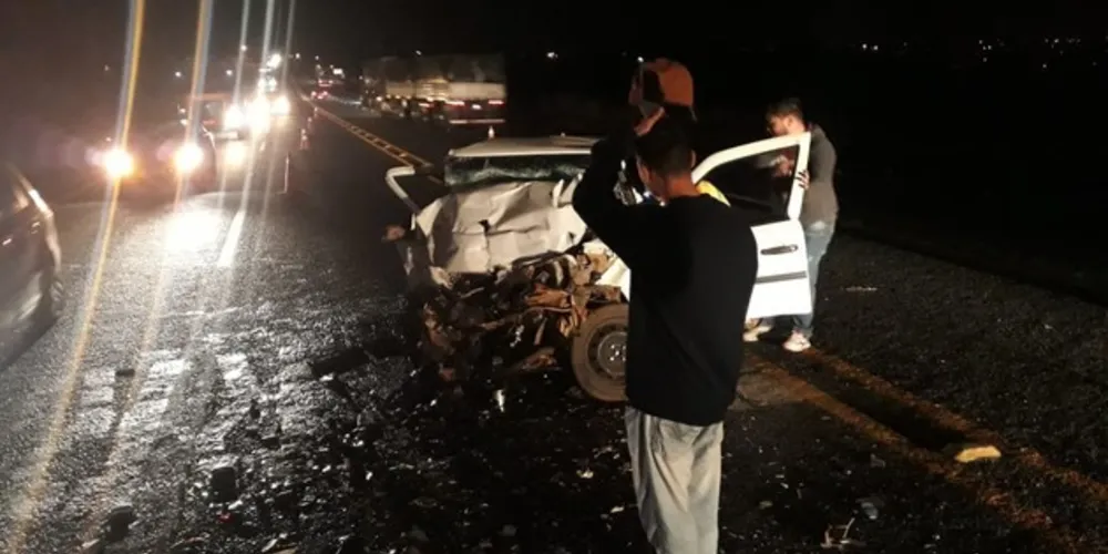Com o impacto da batida, o condutor do automóvel teve lesões graves e o acompanhante morreu no local