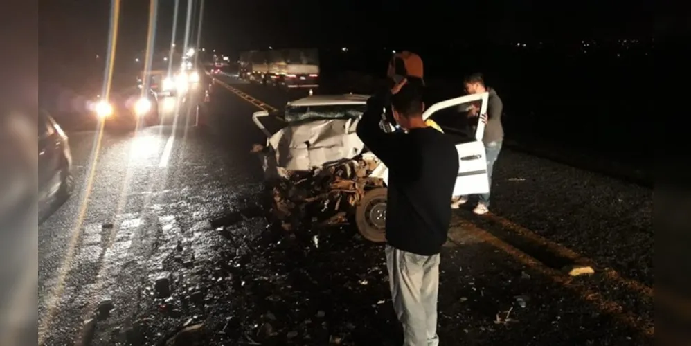 Com o impacto da batida, o condutor do automóvel teve lesões graves e o acompanhante morreu no local