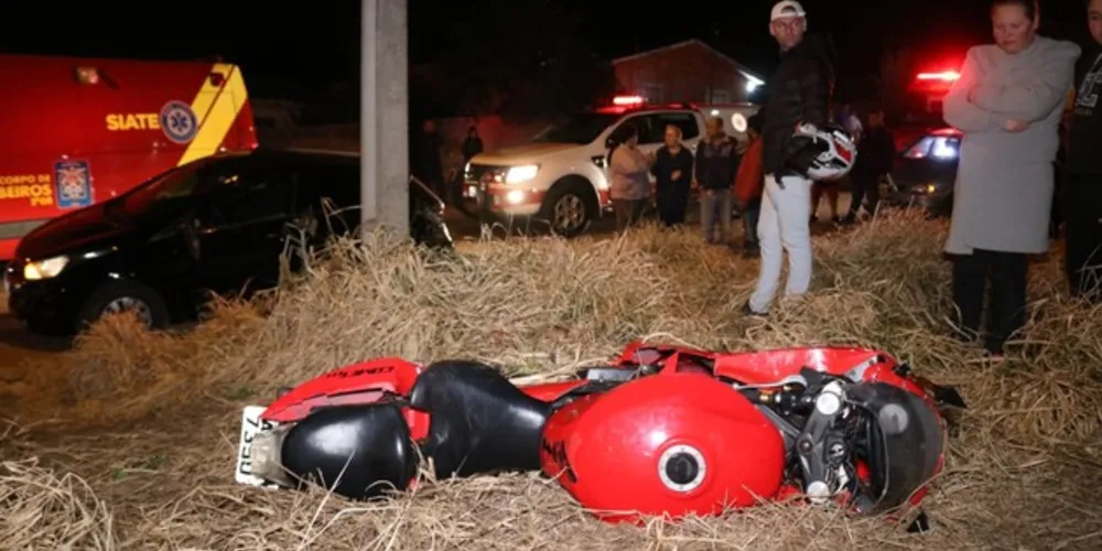 Os dois ocupantes da moto fraturaram o fêmur e tiveram escoriações pelo corpo