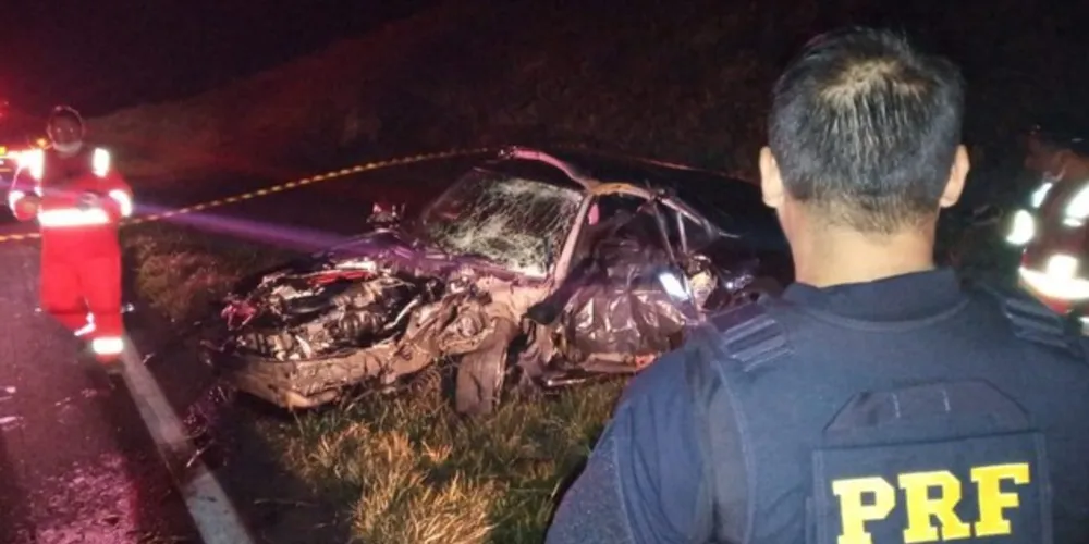 De acordo com a PRF colisão frontal entre Peugeot 207 e Mercedes-Benz de luxo aconteceu após ultrapassagem proibida