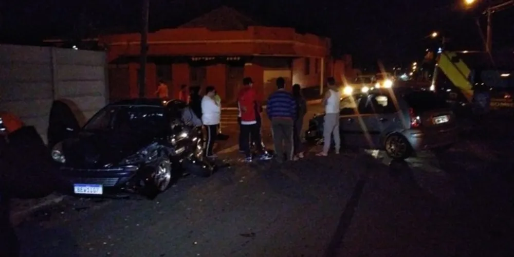 Duas pessoas tiveram apenas lesões leves e motorista do outro carro escapou ileso