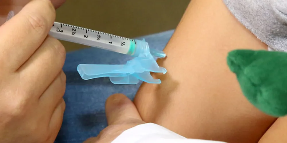  esquema vacinal vigente prevê duas doses de vacina com componente sarampo para pessoas de 12 meses até 29 anos de idade