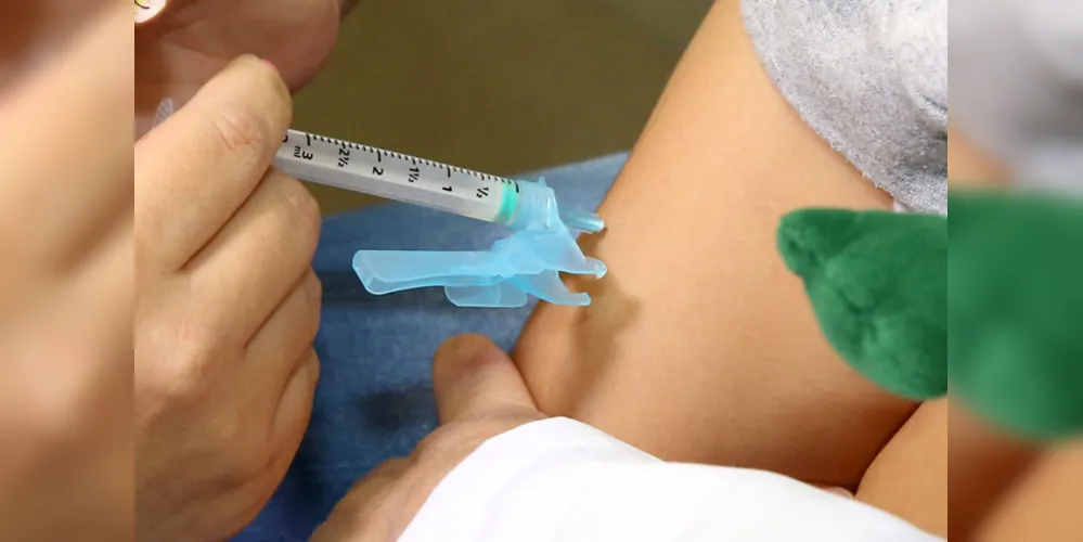  esquema vacinal vigente prevê duas doses de vacina com componente sarampo para pessoas de 12 meses até 29 anos de idade