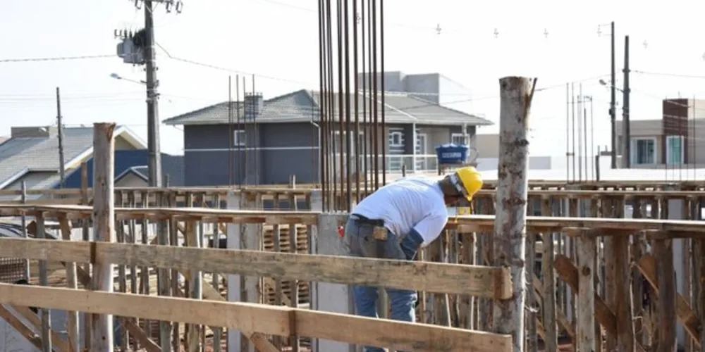 A construção iniciou em abril e em 45 dias já deve conter laje no primeiro piso