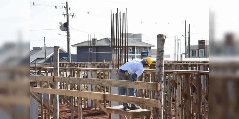 A construção iniciou em abril e em 45 dias já deve conter laje no primeiro piso