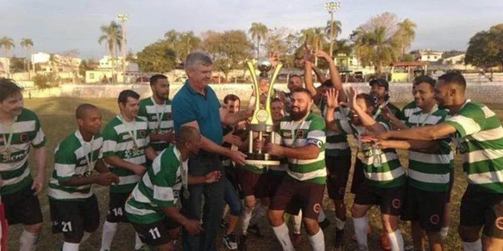 Prefeito entrega taça à equipe do Mirandinha, vencedora do 1º lugar