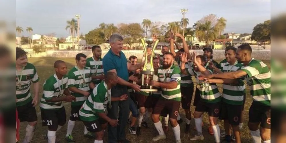 Prefeito entrega taça à equipe do Mirandinha, vencedora do 1º lugar