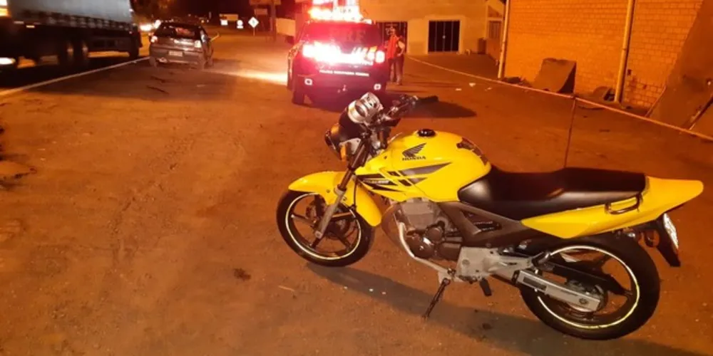 Piloto da moto sofreu escoriações após a colisão e foi levado ao PSM