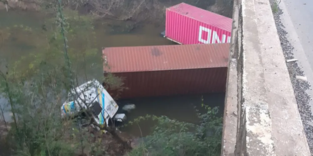 Veículo despencou de ponte do Rio Capivari e motorista morreu na hora
