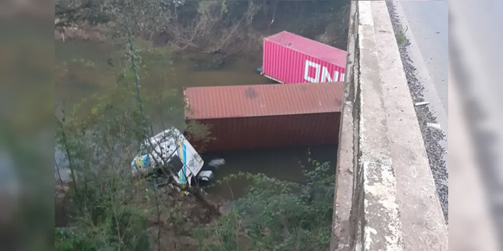 Veículo despencou de ponte do Rio Capivari e motorista morreu na hora