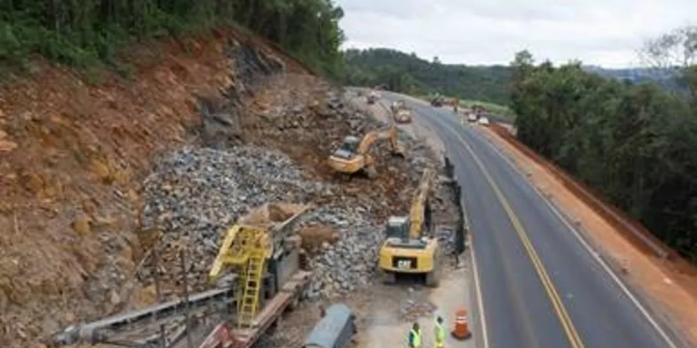 Detonação de rochas é necessária para o avanço das obras da CCR RodoNorte na região