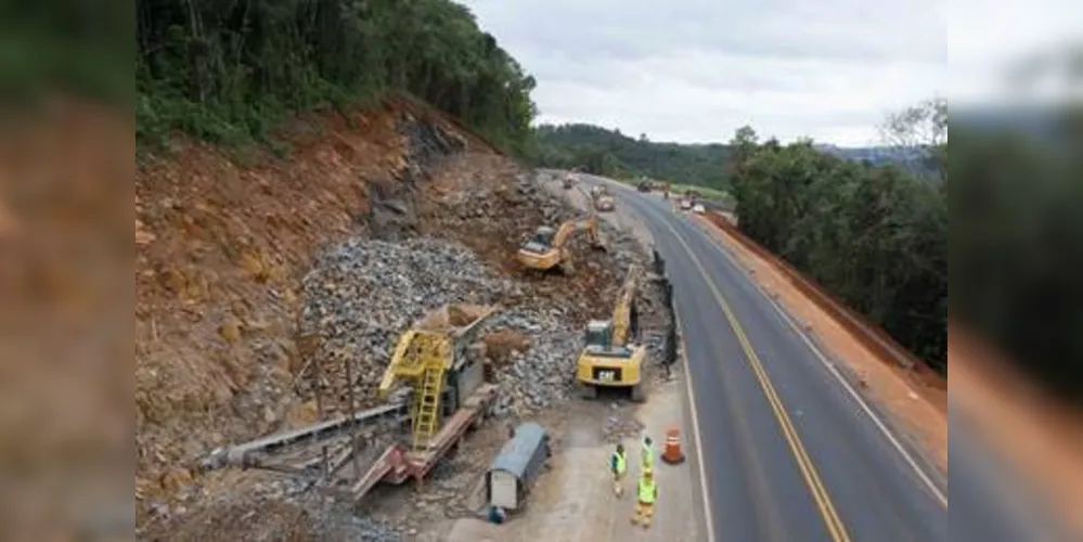 Detonação de rochas é necessária para o avanço das obras da CCR RodoNorte na região