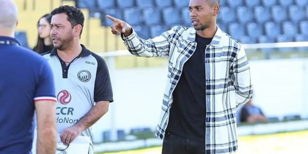 O jogador conheceu as dependências do clube e conversou com os atletas da base e do time profissional