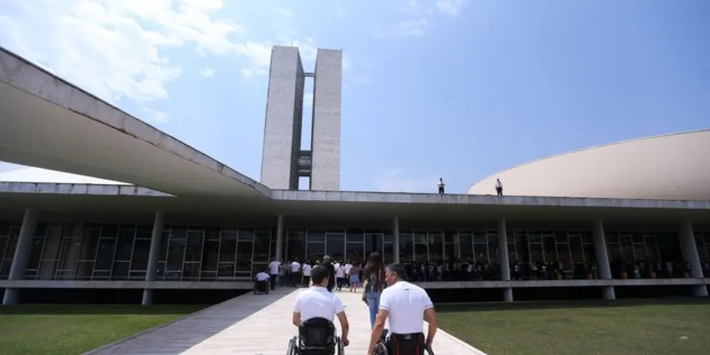 Legislação prevê que empresas com 100 ou mais funcionários tenham entre 2% e 5% de trabalhadores portadores de deficiência.