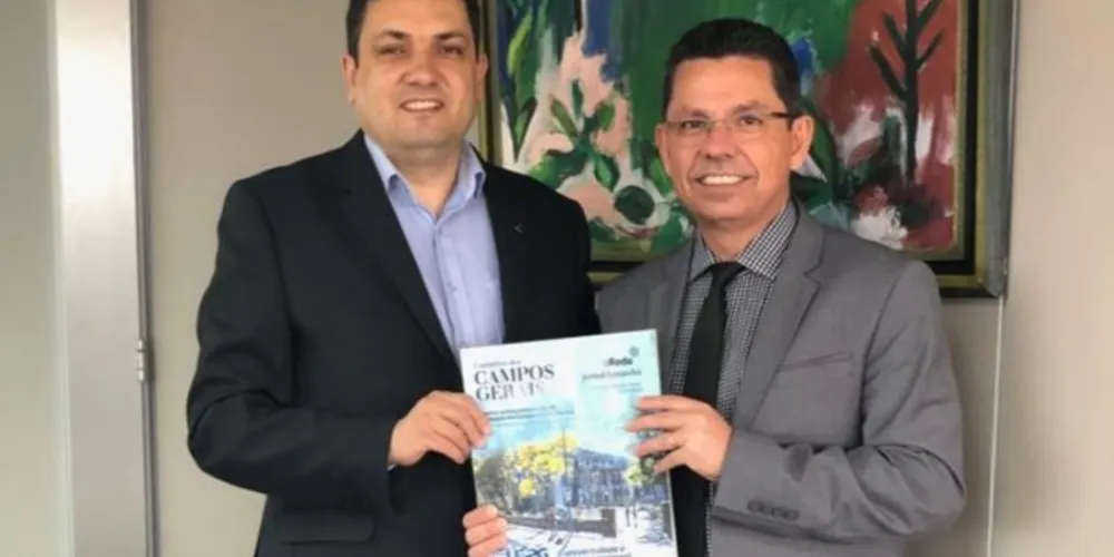 O presidente da Capes, Anderson Ribeiro Correia, recebe das mãos do retor Miguel Sangues Neto, exemplar do Anuário Caminhos dos Campos Gerais