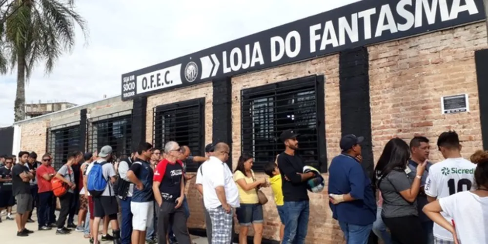 Imagem ilustrativa da imagem Torcedores fazem fila em ação especial para jogo do Operário