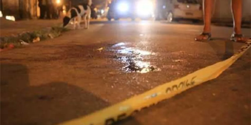 Jovem foi atingido por tiros e morreu ainda no local do crime