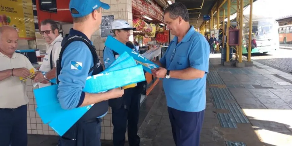 Agentes abordaram motoristas nos terminais públicos e promoveram ações educativas