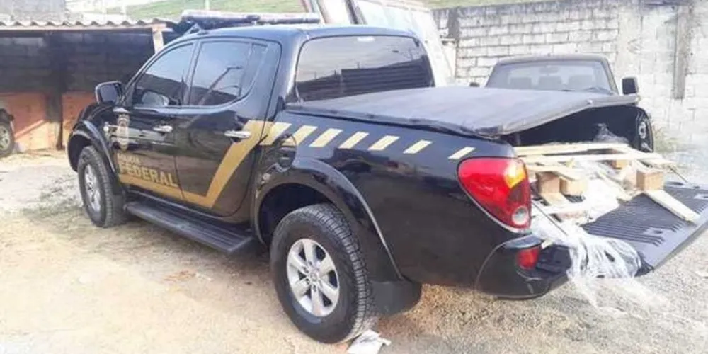 Ladrões usaram dois veículos clonados com a pintura de carros da Polícia Federal para levar a carga