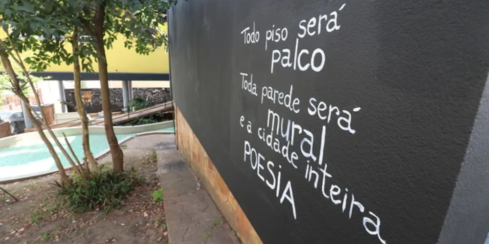 O prédio que estava em ruínas  foi reformado pelos próprios artistas da companhia