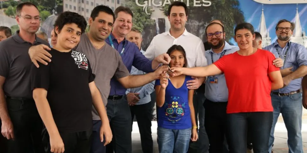 Entrega das novas moradias a 49 famílias foi feita pelo governador Carlos Massa Ratinho Junior. Construção do Residencial recebeu R$ 3,3 milhões de investimentos. Ações em andamento preveem a construção de mais 202 casas no município

