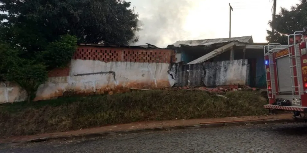Imagem ilustrativa da imagem Morador é levado ao
hospital após incêndio em Uvaranas