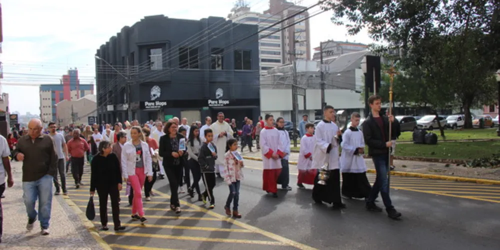 Imagem ilustrativa da imagem Procissão à Senhora
Sant’Ana reúne devotos nas ruas