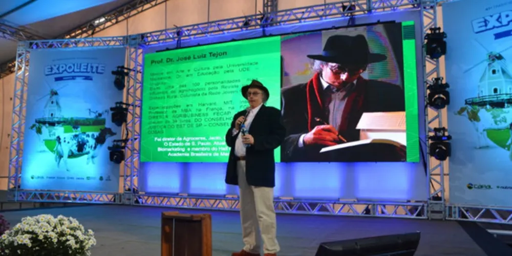 José Luiz Tejon durante a palestra “Leite, cooperação e superação” na 47ª edição da Expoleite