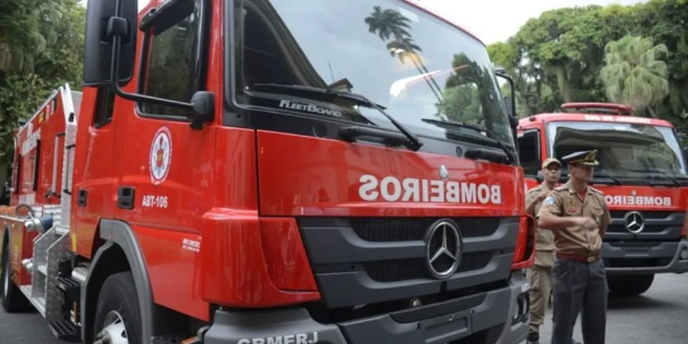 Corpo de bombeiros precisou ser acionado enquanto os policiais tentavam controlar o fogo.