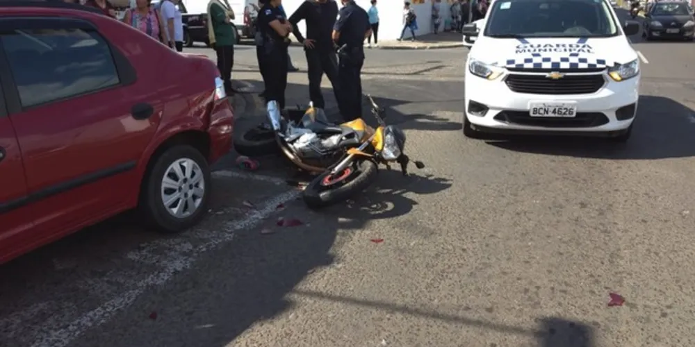 Imagem ilustrativa da imagem Motociclista bate em carro para evitar colisão com caminhão
