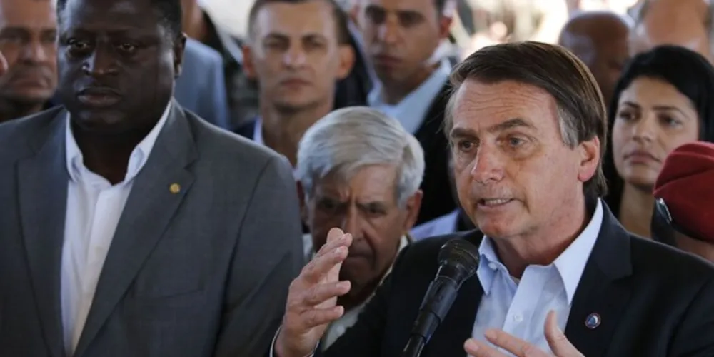 Imagem ilustrativa da imagem Bolsonaro diz que portaria não atinge Glenn Greenwald
