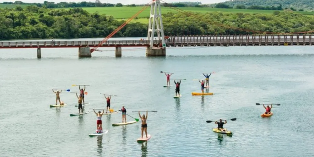 Ponte Pensil Alves de LIma. Uma das unicas com tres pontos do estilo do Brasil, localizada na divisa entre Parana (Ribeirao Claro) e Sao Paulo (Chavantes), sobre o rio Paranapanema