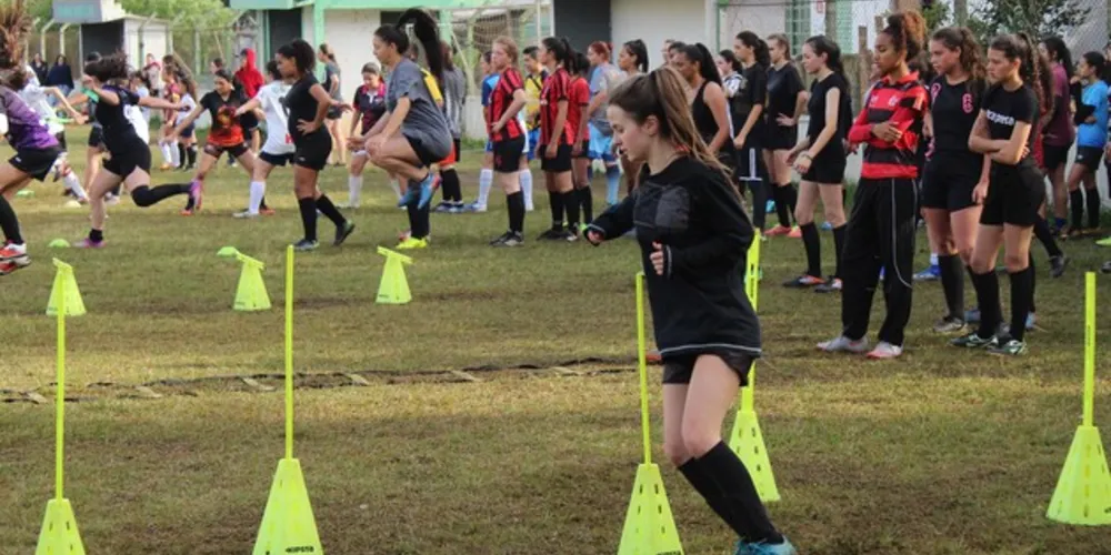 As jogadoras serão divididas em categorias conforme a idade e passam a treinar três vezes por semana