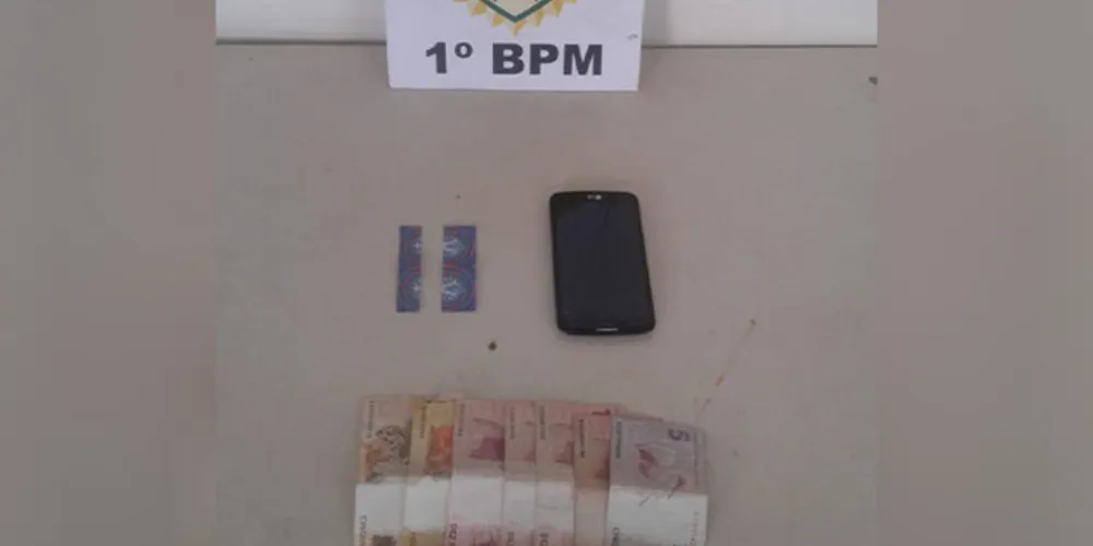 Além da droga, polícia encontrou dinheiro que seria fruto da venda de entorpecentes