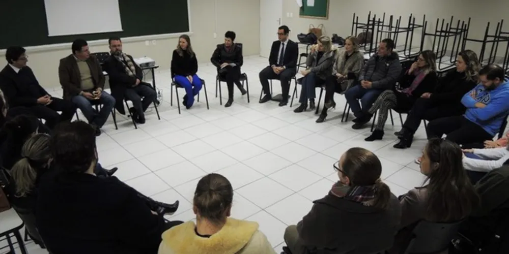 Professores de Direito da UniSecal, durante círculo de construção de paz
