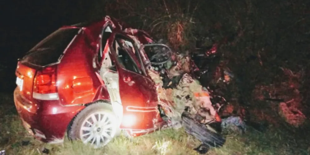 Imagem ilustrativa da imagem Carro bate contra
bitrem e dois morrem na hora no PR