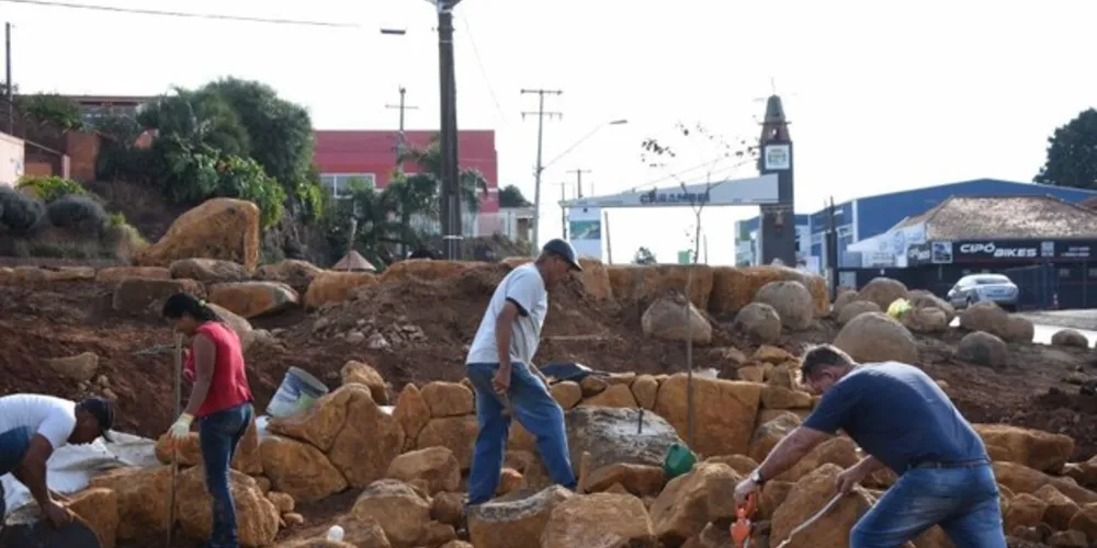 Mais de 20 pessoas da comunidade estão envolvidas nas obras de revitalização

